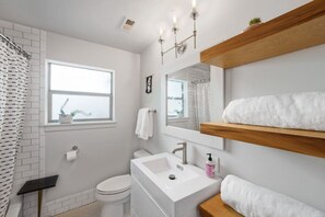 Hair dryer - Stylish + Modern 4-bedroom, 10 minutes to Downtown (Austin)