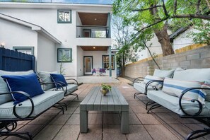 Terrace/patio - Stylish + Modern 4-bedroom, 10 minutes to Downtown (Austin)