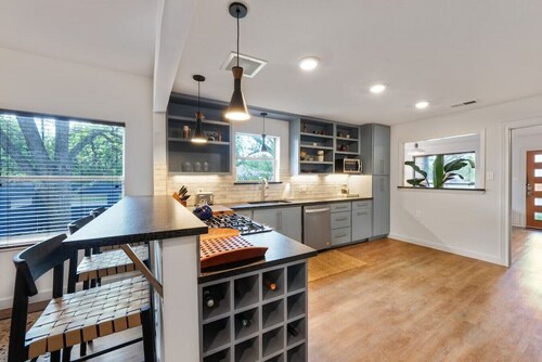 Stylish + Modern 4-bedroom, 10 minutes to Downtown