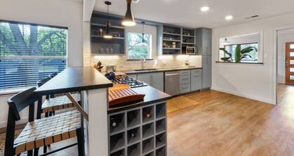 Stylish + Modern 4-bedroom, 10 minutes to Downtown