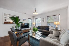 TV - Stylish + Modern 4-bedroom, 10 minutes to Downtown (Austin)