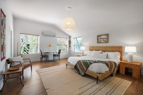 Stylish + Modern 4-bedroom, 10 minutes to Downtown