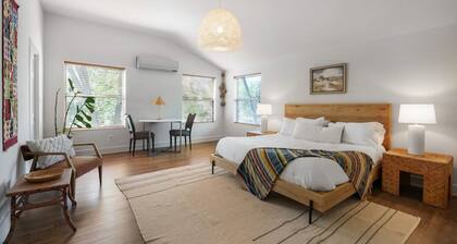 Stylish + Modern 4-bedroom, 10 minutes to Downtown