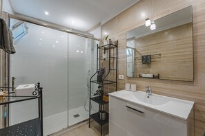 Dusche, Haartrockner, Handtücher