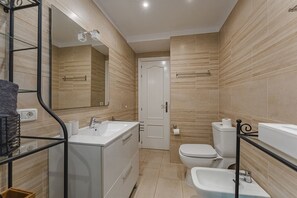 Bruser, hårtørrer, håndklæder