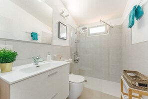 Dusj, hårføner og håndklær