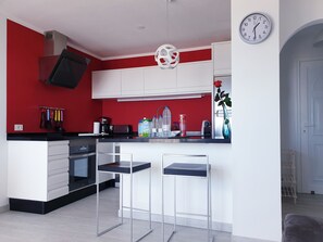 Réfrigérateur, four, lave-vaisselle, cafetière/bouilloire