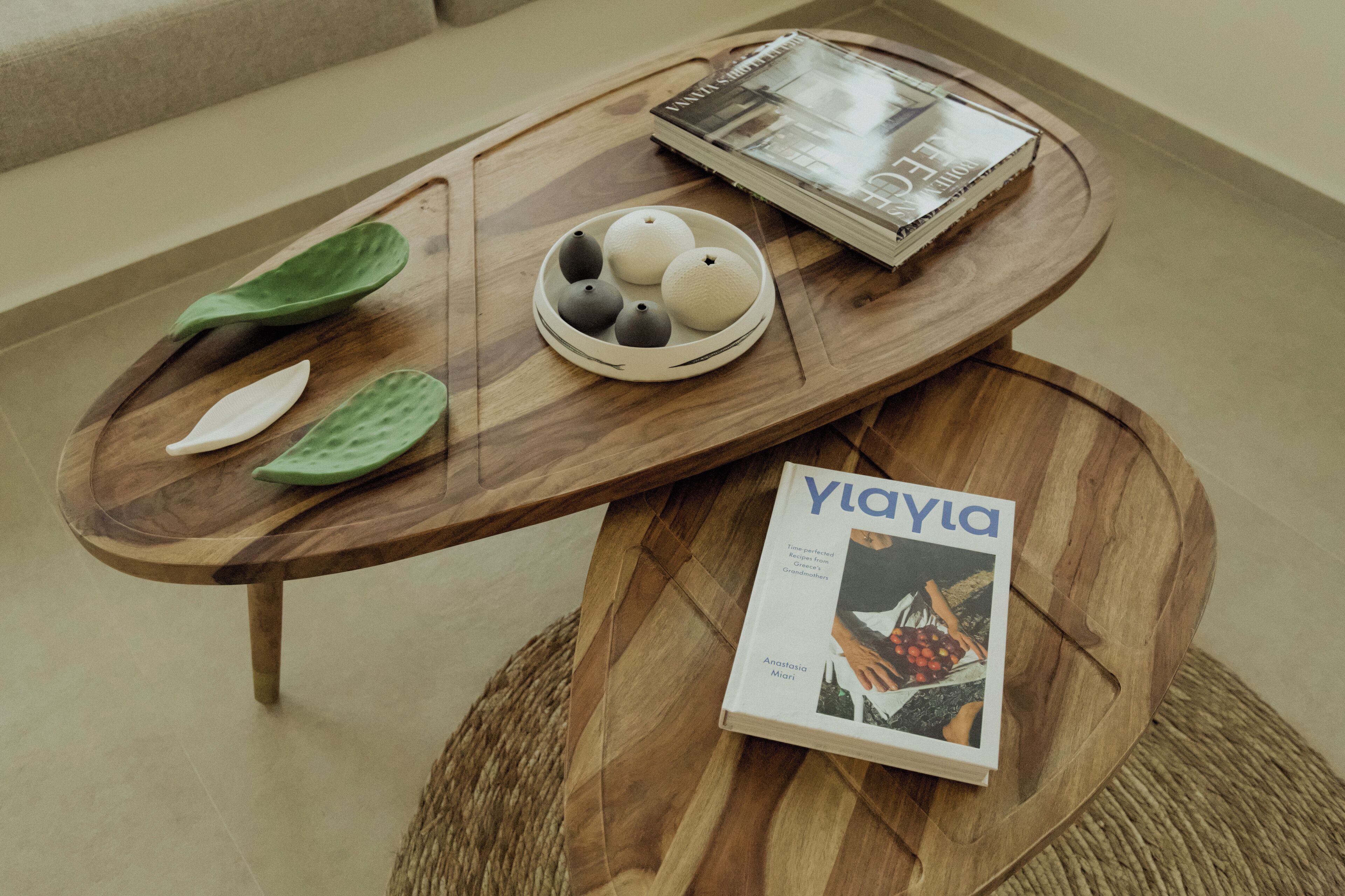 Une table basse en bois avec un magazine et un livre.