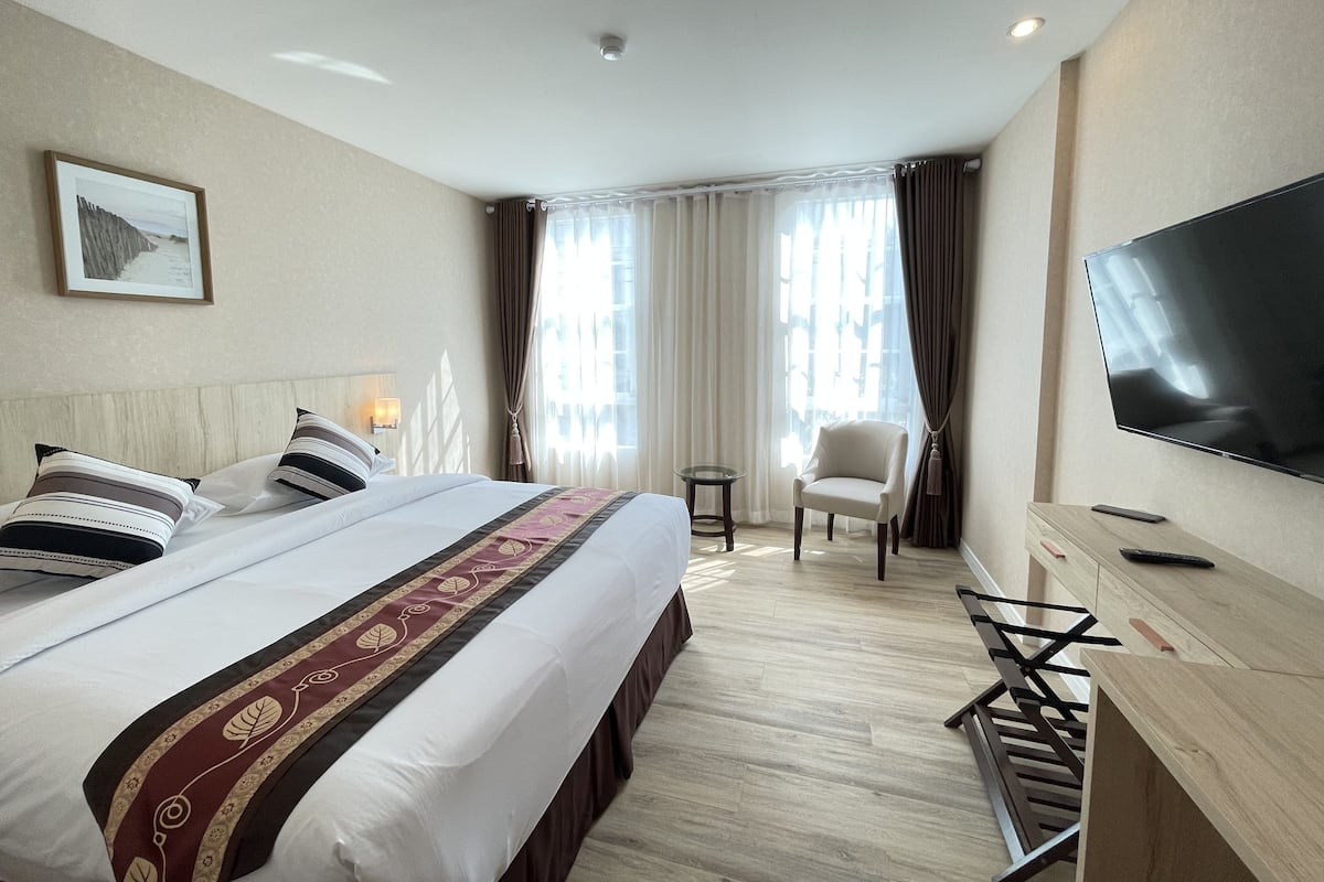 Standard Room, 1 Double Bed | Memory-foam beds, free minibar items, desk, laptop workspace