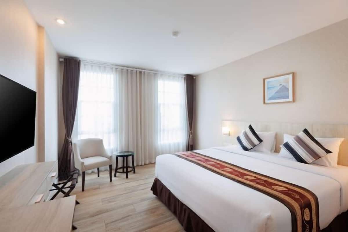 Memory-foam beds, free minibar items, desk, laptop workspace