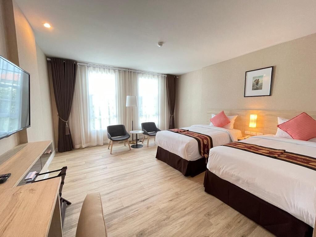 Memory-foam beds, free minibar items, desk, laptop workspace