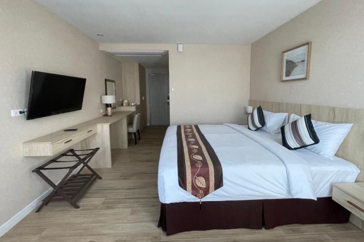 Memory foam beds, minibar (some free items), desk, laptop workspace