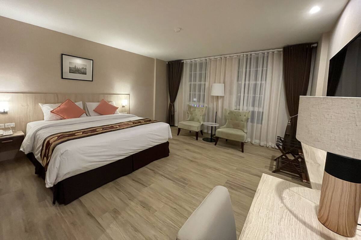Superior Room, 1 King Bed | Memory-foam beds, free minibar items, desk, laptop workspace