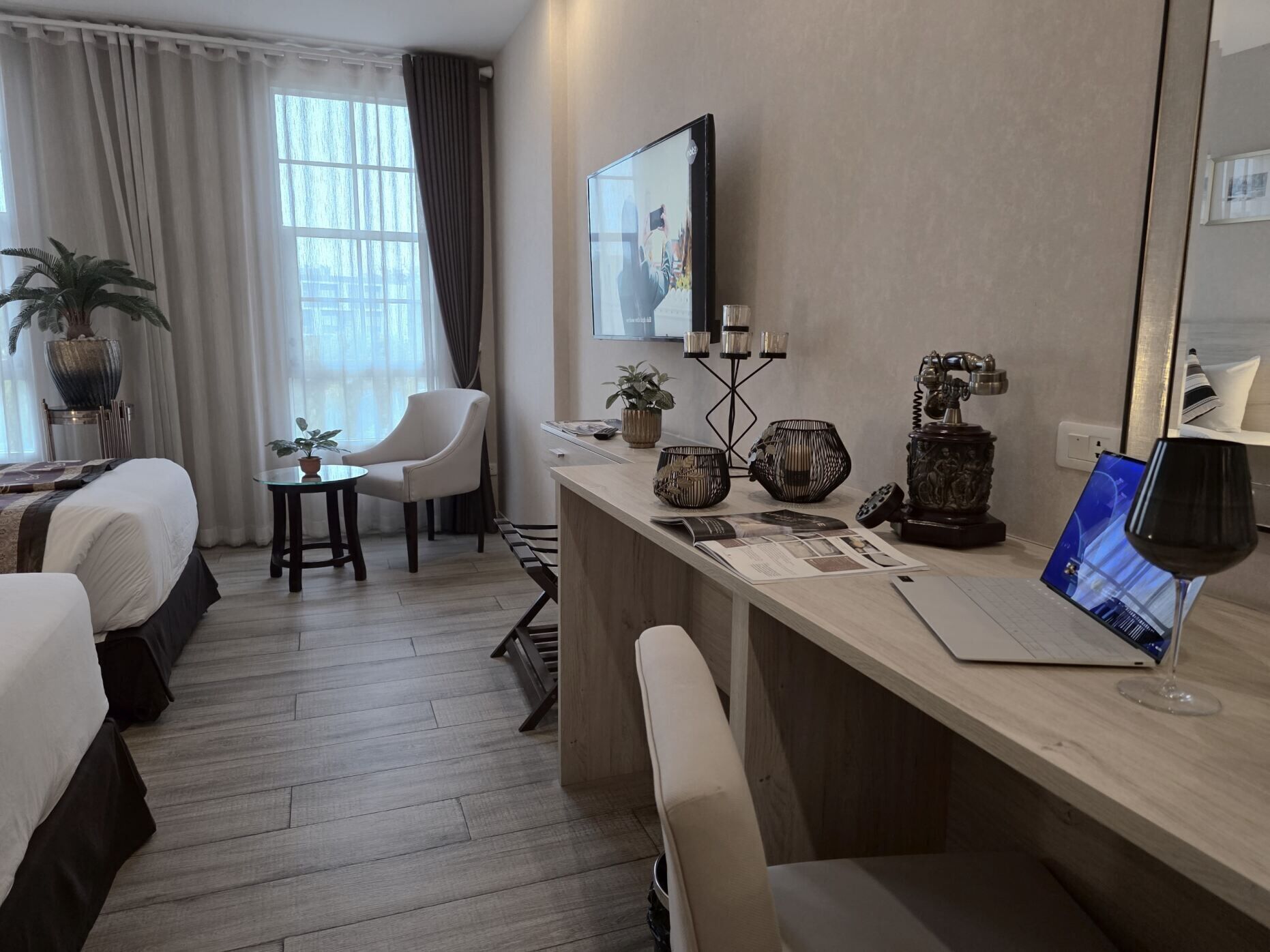 Standard Room, 2 Twin Beds | Living area | 40-inch flat-screen TV with cable channels, TV
