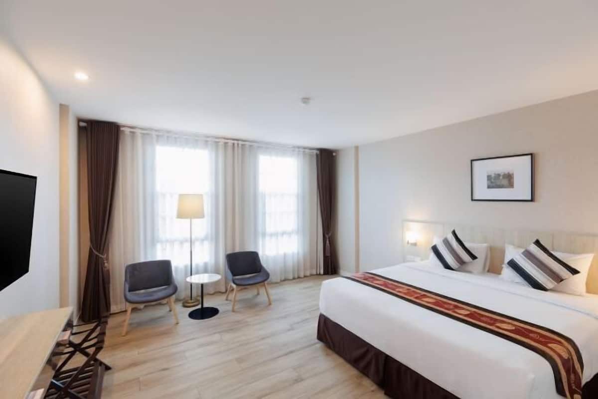Memory-foam beds, free minibar items, desk, laptop workspace