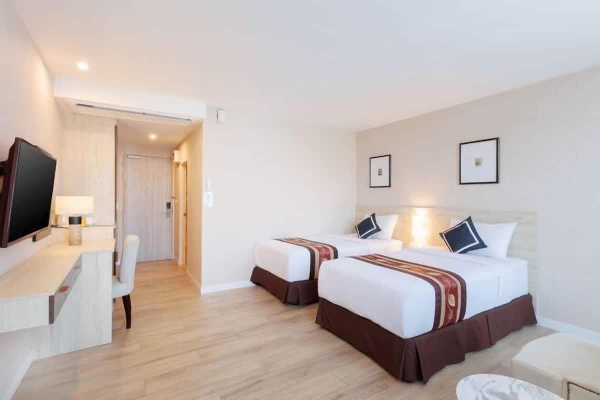 Memory-foam beds, free minibar items, desk, laptop workspace