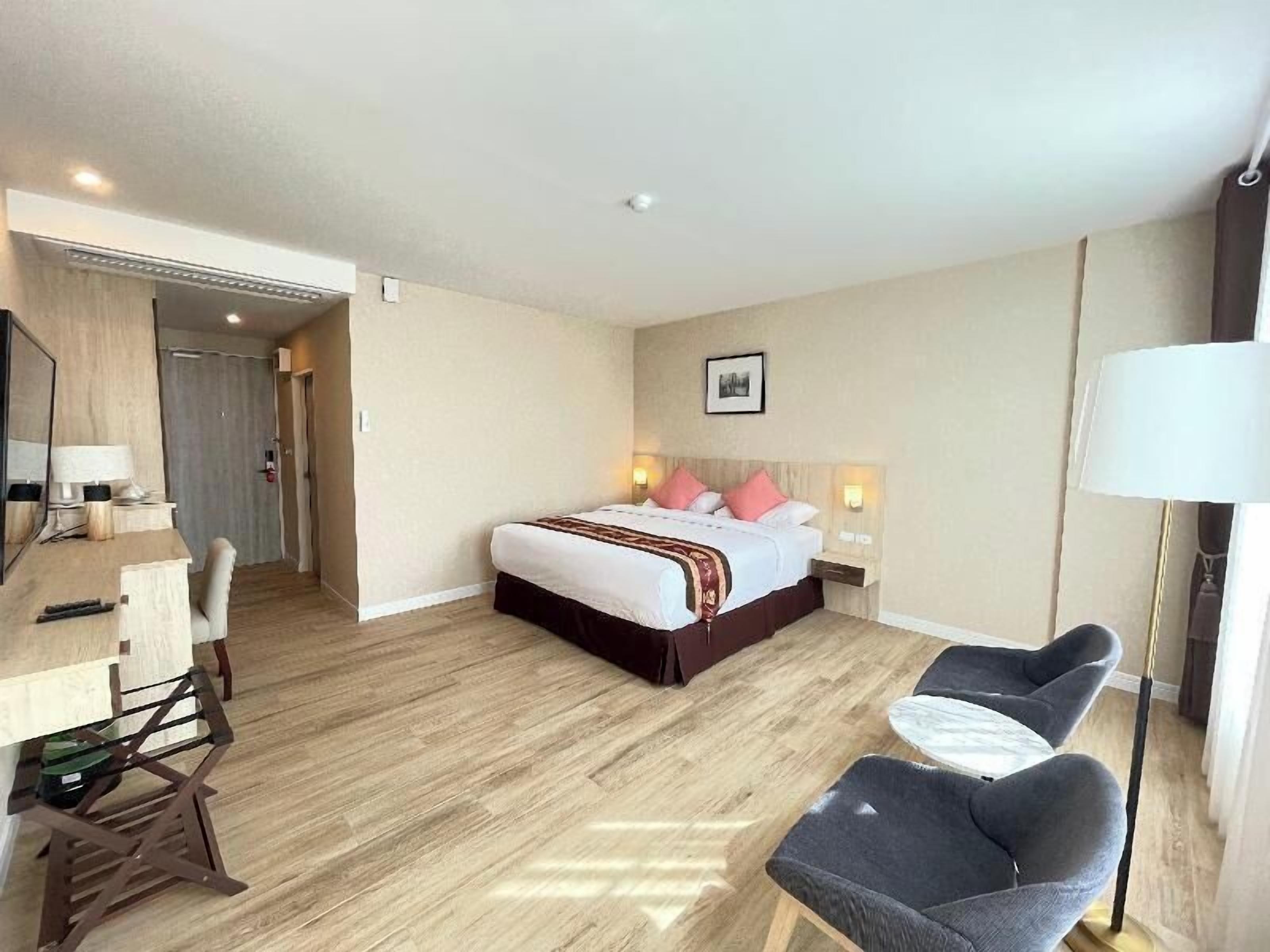 Memory-foam beds, free minibar items, desk, laptop workspace