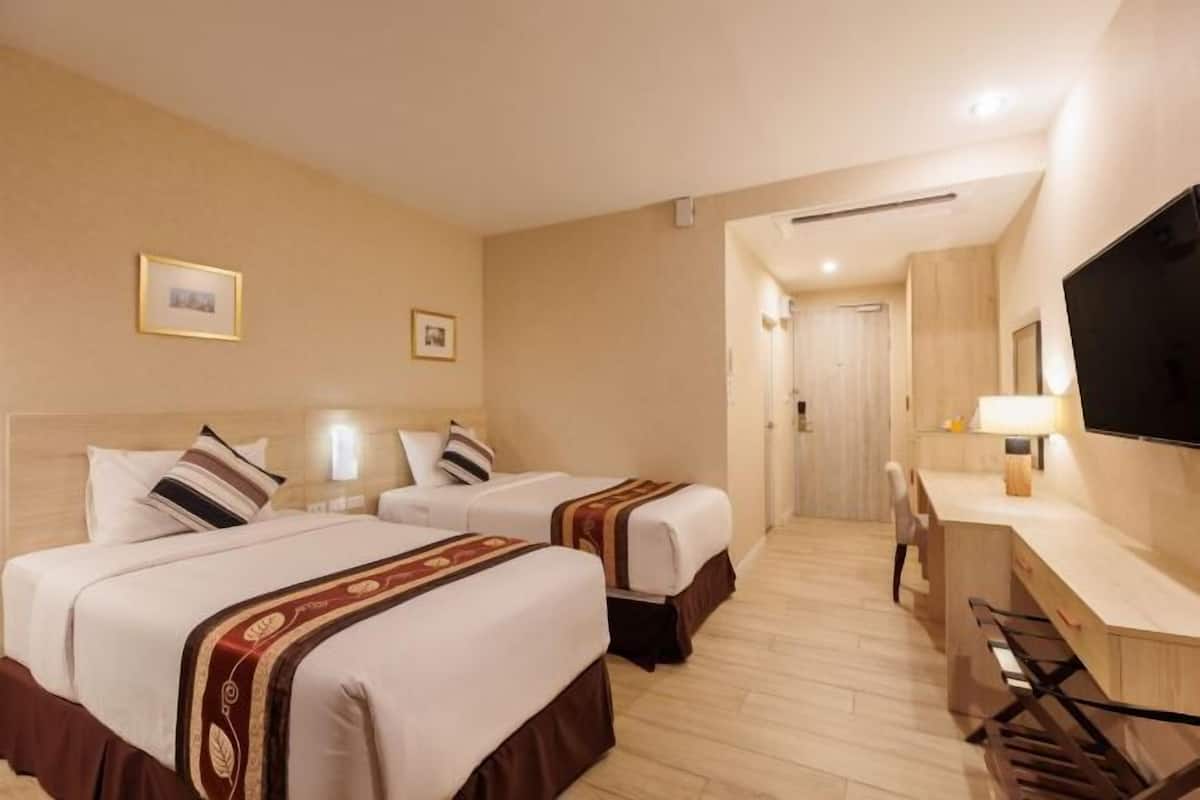 Memory-foam beds, free minibar items, desk, laptop workspace
