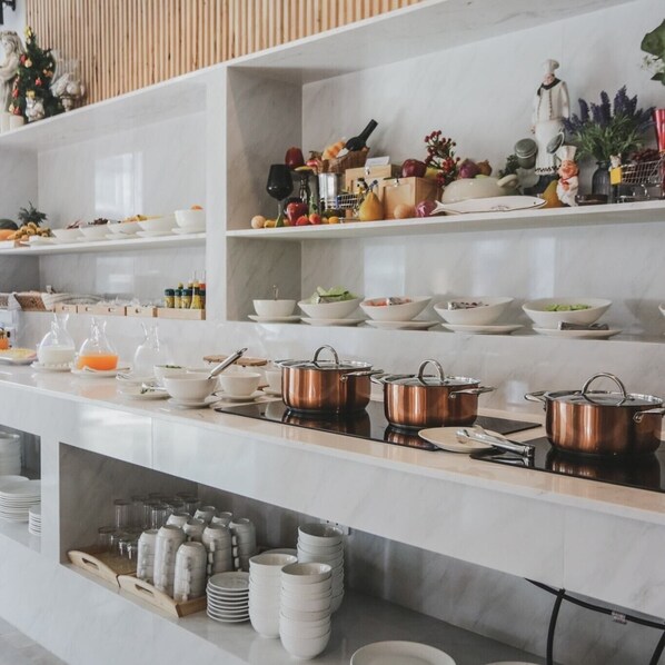 Free daily buffet breakfast - Le Cannes Hotel (Chiang Mai)