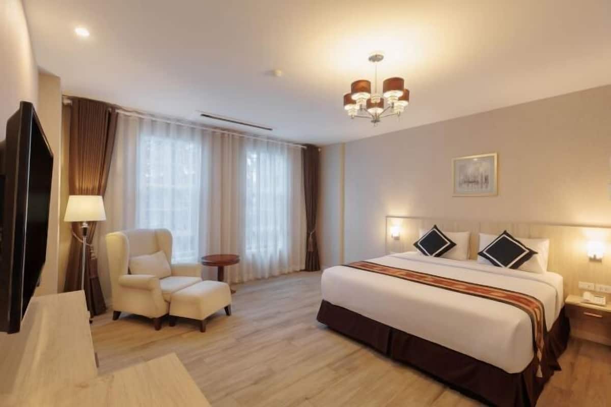 Memory-foam beds, free minibar items, desk, laptop workspace
