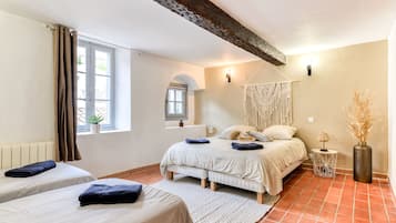 3 slaapkamers, een bureau, geluiddichte muren