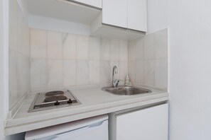 Kühlschrank, Mikrowelle, Herdplatte, Wasserkocher mit Kaffee-/Teezubehör