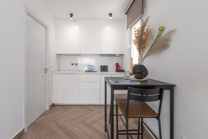 Réfrigérateur, micro-ondes, plaque de cuisson, cafetière/bouilloire