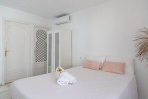 1 habitación, tabla de planchar con plancha, wifi gratis y ropa de cama 