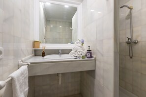 Ducha, secador de pelo, toallas