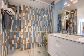 Shower, hair dryer, towels - Casa Domino 2 Apartment with Spectacular Sea Views, Shared Pool and Wi-Fi (Torreguadiaro)