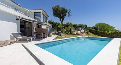 Casa Domino 2 Apartment with Spectacular Sea Views, Shared Pool and Wi-Fi