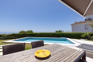 A heated pool - Casa Domino 2 Apartment with Spectacular Sea Views, Shared Pool and Wi-Fi (Torreguadiaro)