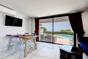 Dining - Casa Domino 2 Apartment with Spectacular Sea Views, Shared Pool and Wi-Fi (Torreguadiaro)