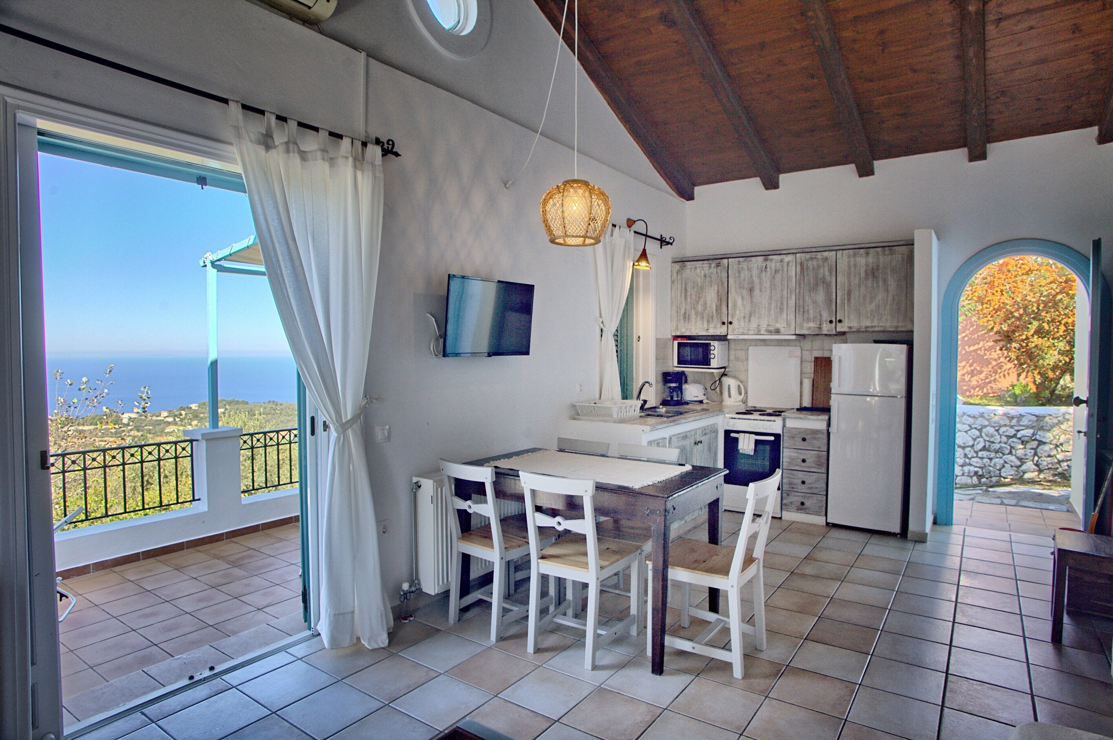 Fridge, oven, stovetop, coffee/tea maker