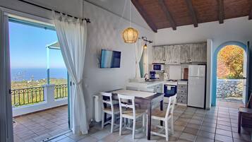 Fridge, oven, stovetop, coffee/tea maker