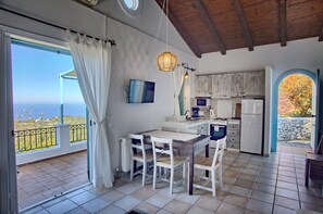 Fridge, oven, stovetop, coffee/tea maker