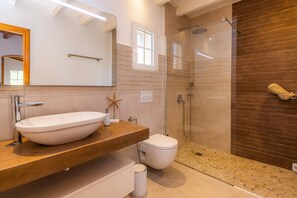 Shower, hair dryer, towels - Villa "Seaview" with Garden & Wi-Fi (Canyamel)