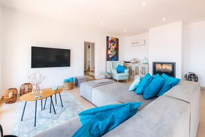 Televisie en een open haard