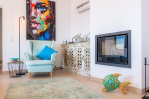 Televisión y chimenea