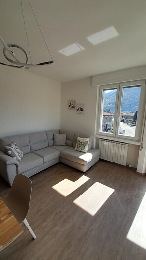 TV - Apartment 'Aurora' with Mountain View, Private Terrace and Wi-Fi (costa volpino)