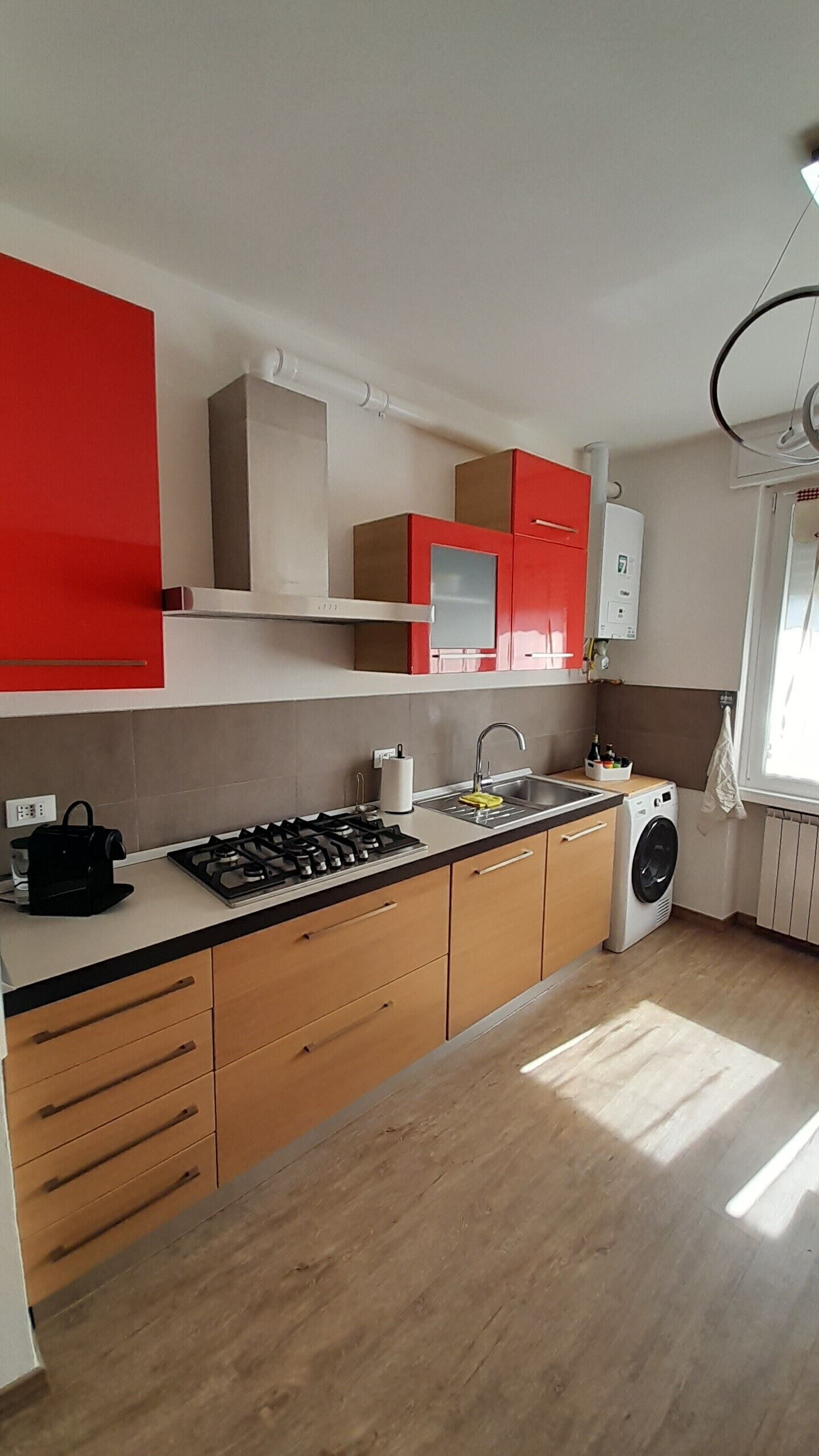 Frigorifero, microonde, forno, piano cottura