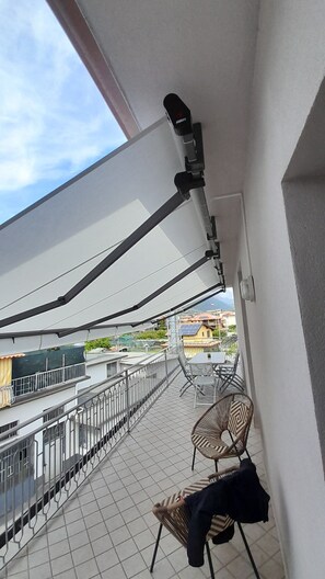 Terrace/patio - Apartment 'Aurora' with Mountain View, Private Terrace and Wi-Fi (costa volpino)