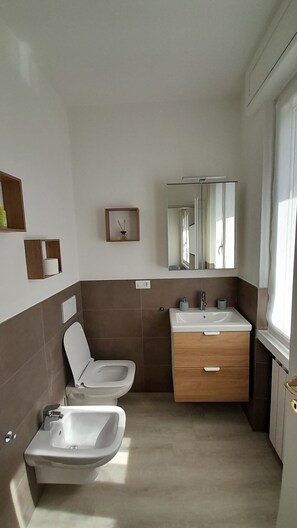 تجهيزات دش، مجففات شعر، مناشف