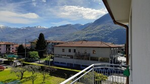 Property grounds - Apartment 'Aurora' with Mountain View, Private Terrace and Wi-Fi (costa volpino)