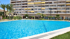 A multi-story hotel with a swimming pool, balconies, and palm trees. - Studio Apartment 'Casa Pedro Santa Clara' with Sea View, Pool, and Wi-Fi (Torremolinos)