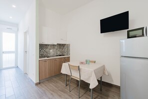 Fridge, oven, stovetop, coffee/tea maker