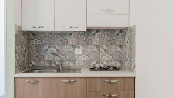 Frigorifero, forno, piano cottura, macchina per tè/caffè