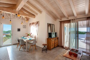 Un espace repas comprenant une table, des chaises et une table de baby-foot.