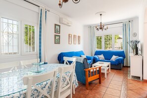 TV - Holiday Home "Chalet Fuentes 4 with Shared Pool Family" with Shared Pool and Wi-Fi (Conil de la Frontera)