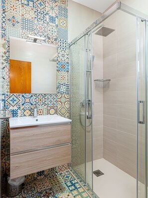 Shower, towels - Holiday Home "Chalet Fuentes 4 with Shared Pool Family" with Shared Pool and Wi-Fi (Conil de la Frontera)